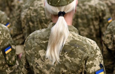 «Взяти зброю до рук» та «всіх відправляють на фронт» — це маячня» — радниця міністра оборони про військовий облік жінок