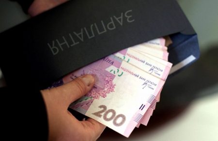 Від зарплат у конвертах український бюджет втрачає більше, ніж від контрабанди — економістка