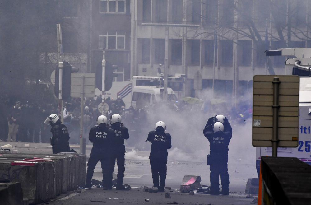 У Брюсселі водометом розігнали протест противників вакцинації: 70 людей затримали