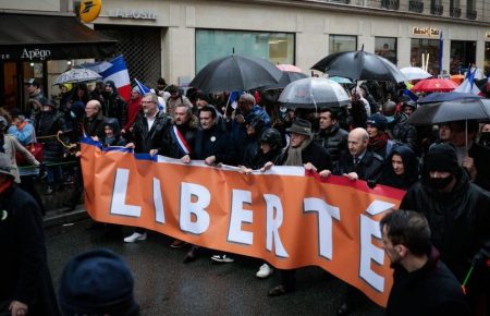 У Франції понад 100 тисяч людей протестували проти посилення обмежень щодо невакцинованих