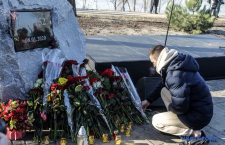 Другі роковини збиття літака МАУ в Ірані: у Києві вшановують пам'ять загиблих