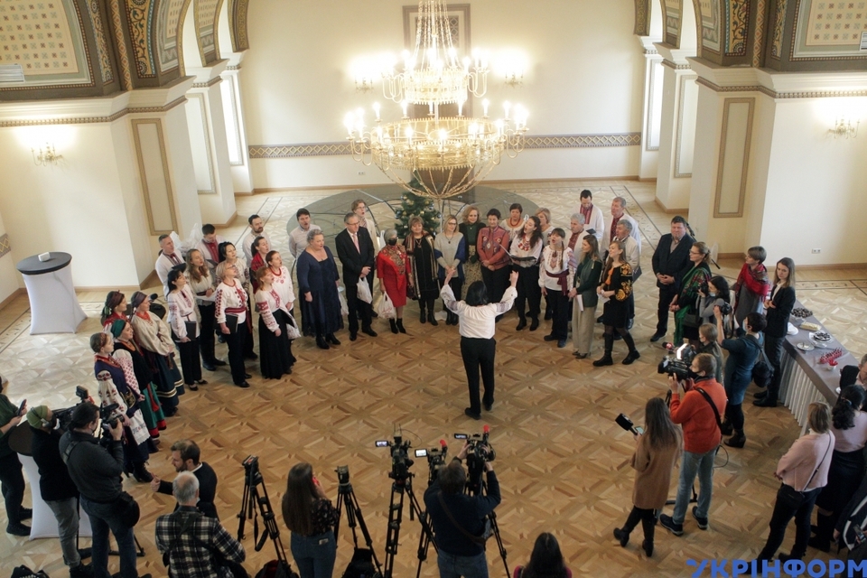 Іноземні дипломати заспівали «Щедрик» українською (Відео)
