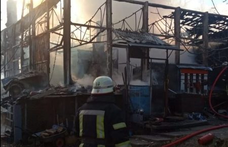 В киевском Гидропарке загорелось здание яхт-клуба — ГСЧС (фото)