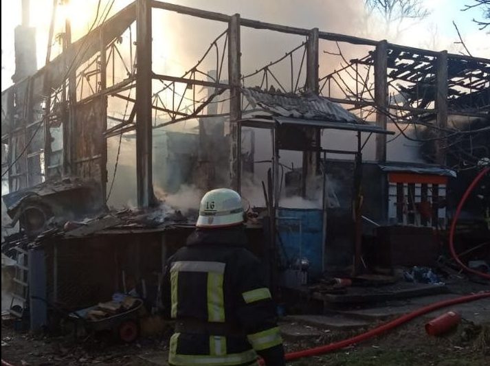 В киевском Гидропарке загорелось здание яхт-клуба — ГСЧС (фото)