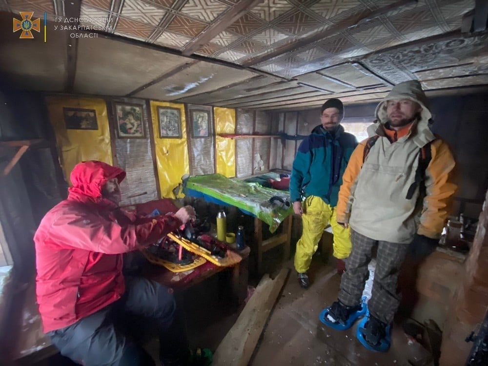 Катались на лыжах и заблудились: в Закарпатье утром спасатели разыскали двух туристов — ГСЧС