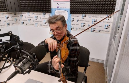 «Стара коляда у новім часі» — Кирило Стеценко зі скрипкою у студії