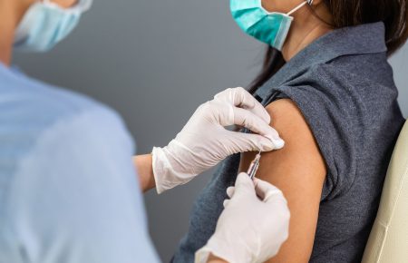 Побічні ефекти від вакцин не замовчуються: педіатриня розвінчує фейк