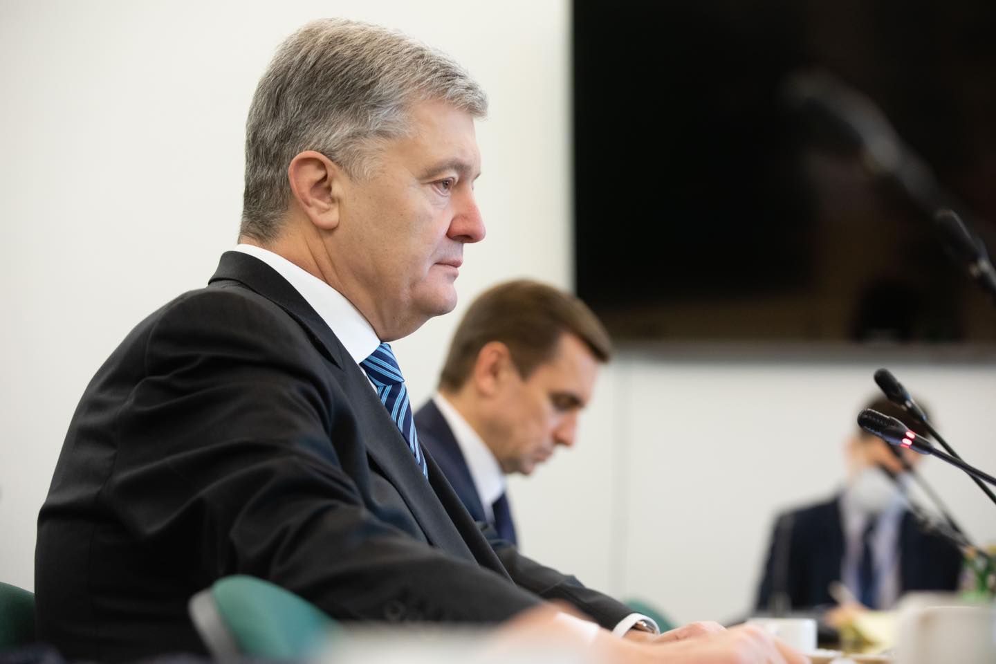 Суд не обнародовал полный текст постановления об аресте имущества Порошенко, потому что судья в отпуске — адвокат