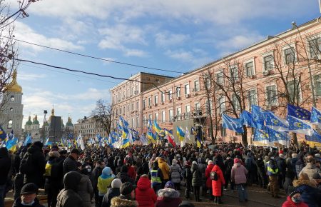 Мера пресечения Порошенко: под Печерским судом произошли столкновения