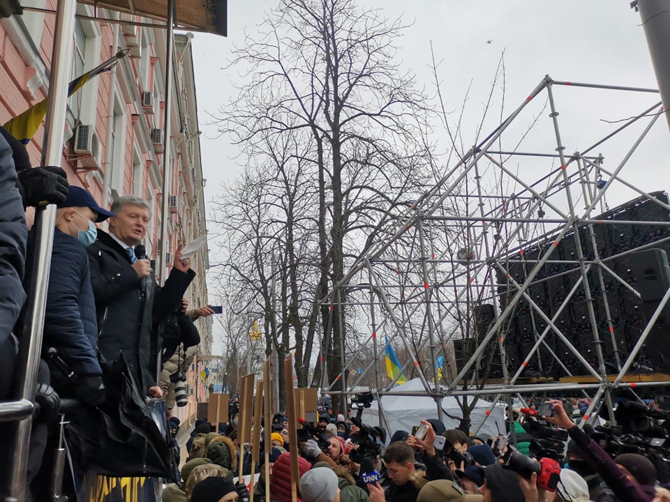 Дело Порошенко: сторонники пятого президента собираются под Печерским судом (фото)