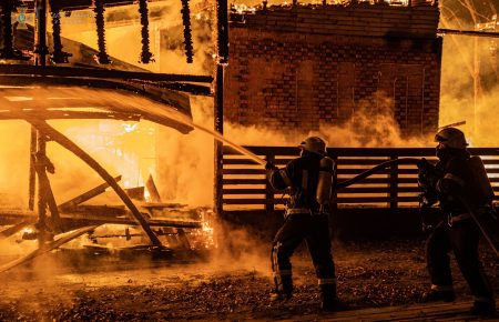 В Киеве горел ЮБК на Трухановом острове: администрация заявила о поджоге