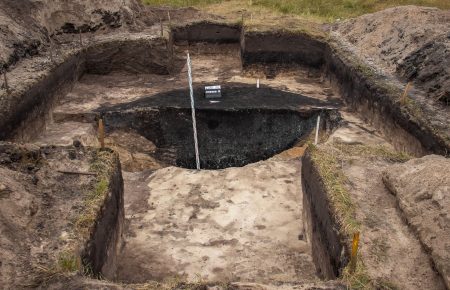 На Львівщині археологи знайшли поховання та загадкову споруду часів Римської імперії
