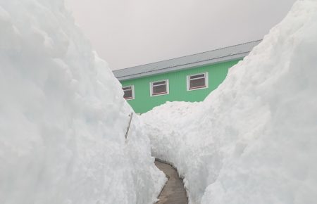 Українські полярники відкопують станцію «Академік Вернадський» після рекордного снігопаду