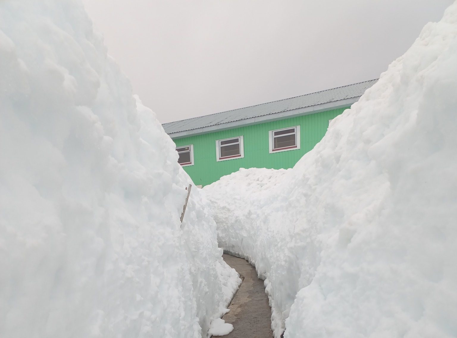 Українські полярники відкопують станцію «Академік Вернадський» після рекордного снігопаду