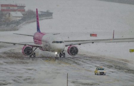 Из-за непогоды самолеты из аэропорта «Киев» отправляют во Львов