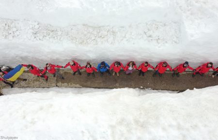 Українські полярники створили «живий ланцюг» Соборності в Антарктиді