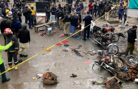 Щонайменше троє людей загинули та 25 постраждали унаслідок теракту у Пакистані