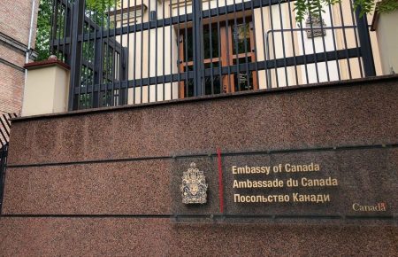 Канада тимчасово відкликає деяких співробітників посольства в Україні