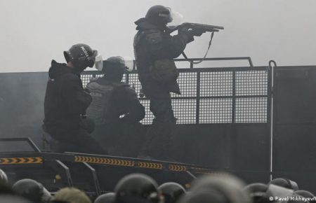 У Казахстані 10 січня оголосили днем жалоби. Раніше Токаєв дозволив відкривати вогонь без попередження