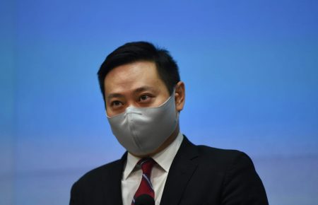 Міністр внутрішніх справ Гонконгу подав у відставку після вечірки, що порушила карантин