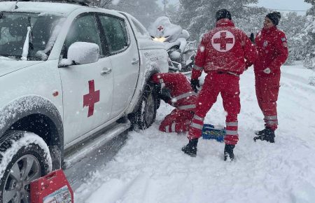 Снігопад у Греції: рятувальники усю ніч евакуювали водіїв та пасажирів, які застрягли на трасі