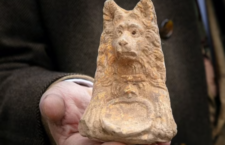 Археологи в Риме нашли статуэтку головы собаки, которой 2 тысячи лет