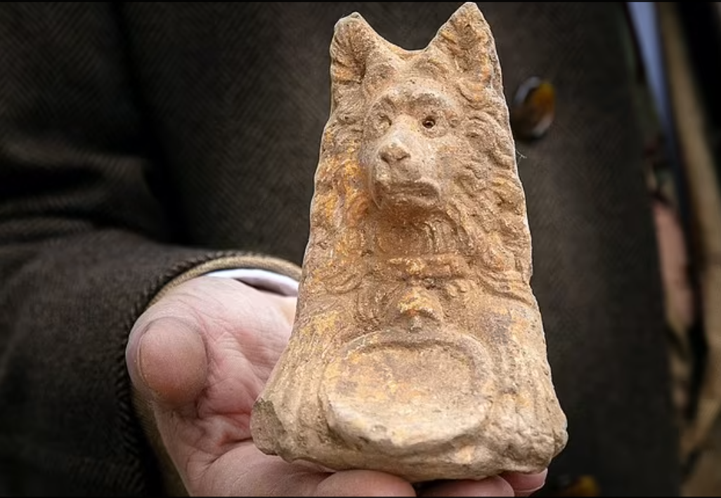Археологи в Риме нашли статуэтку головы собаки, которой 2 тысячи лет