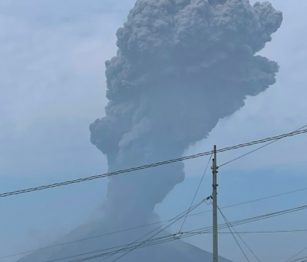 В Японии произошло извержение вулкана Сакура-дзима (видео)