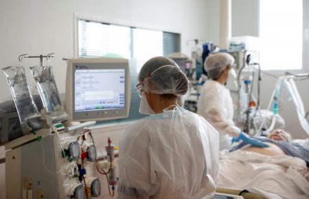 Лікарні по всій Європі переживають кризу на тлі стрімкого зростання випадків «Омікрону» — Associated Press