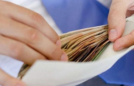 Более 90% субъектов хозяйствования выплачивают зарплату «в конвертах» — глава налогового комитета