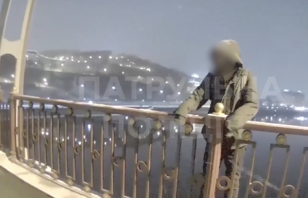 Хотел спрыгнуть с моста: в Киеве патрульные спасли мужчину от суицида (видео)