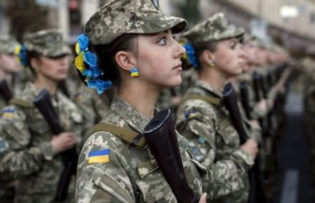 Уточнити перелік професій: Зеленський розглянув петицію щодо військового обліку для жінок