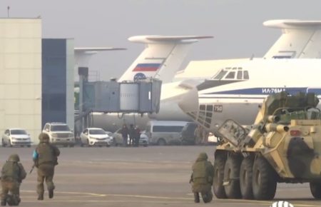 У Казахстан продовжують прибувати російські військові, сили ОДКБ контролюють низку стратегічних об'єктів