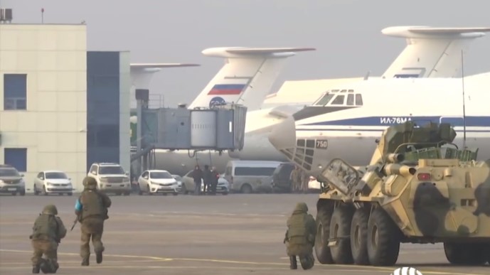 У Казахстан продовжують прибувати російські військові, сили ОДКБ контролюють низку стратегічних об'єктів