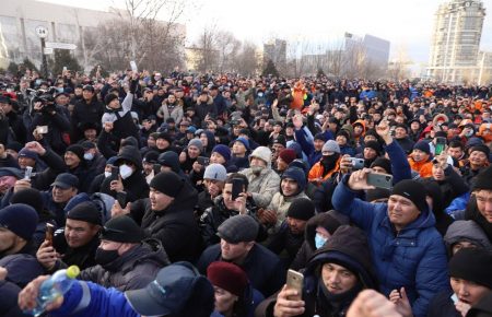 В Алмати протестувальники захопили аеропорт — ЗМІ