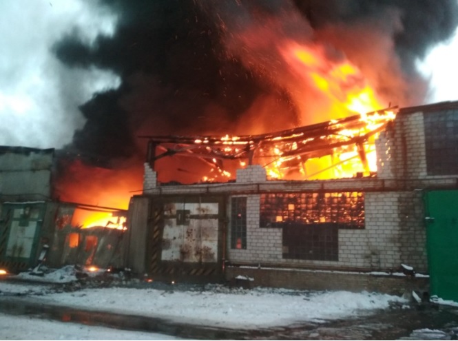 На Київщині спалахнула пожежа на складі з автошинами