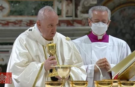 Папа Франциск охрестив 16 немовлят у Сикстинській капелі після річної перерви