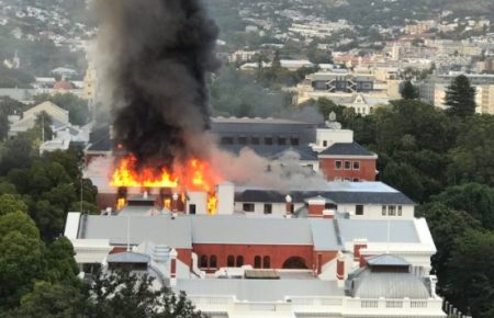 У Кейптауні горить будівля парламенту ПАР