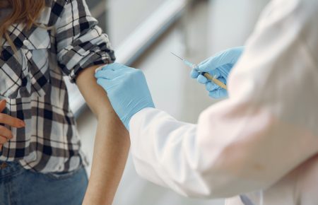 В Україні дозволили бустерну вакцинацію для всіх людей від 18 років