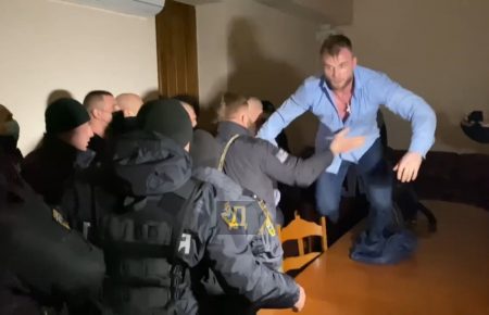 Бегал по столам и ломал мебель: нардеп Дмитрук устроил драку в одесском горсовете (видео)