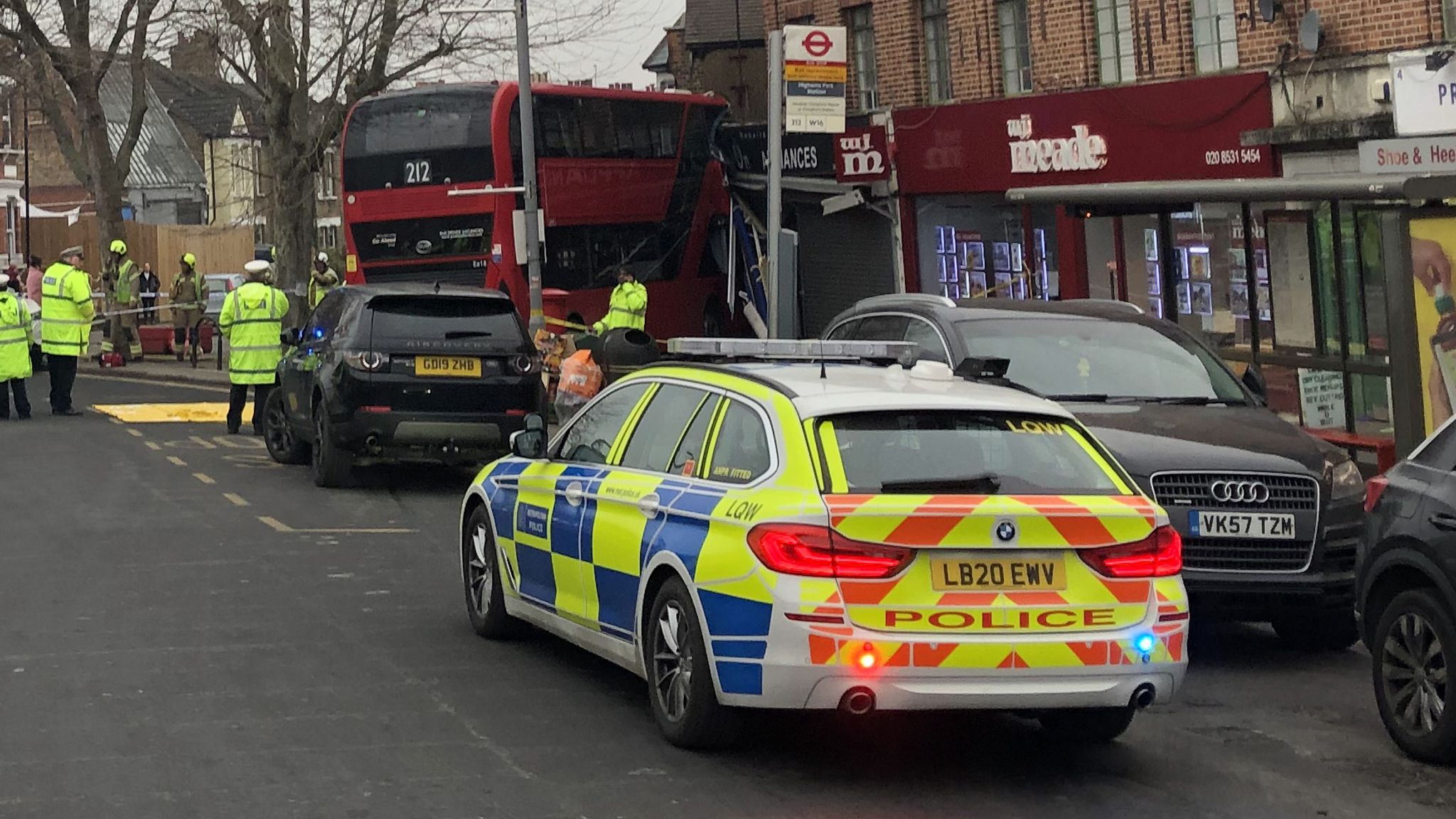 У Лондоні автобус із школярами врізався у стіну магазину: 19 людей постраждали