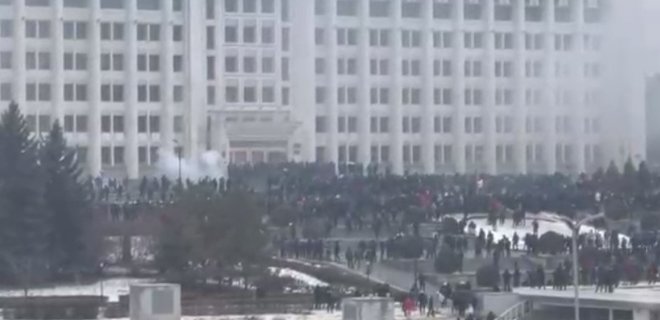 В Алмати протестувальники прорвали оточення силовиків та увійшли в акімат (ВІДЕО)