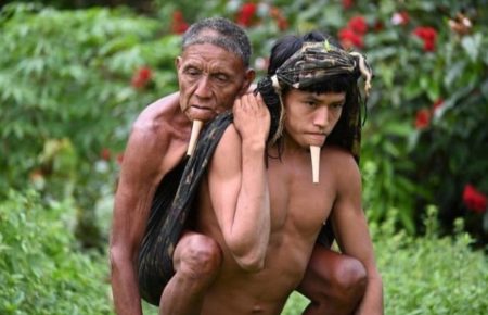 Чоловік в Амазонії кілька годин ніс свого батька на спині, щоб вакцинуватися, їхнє фото стало вірусним