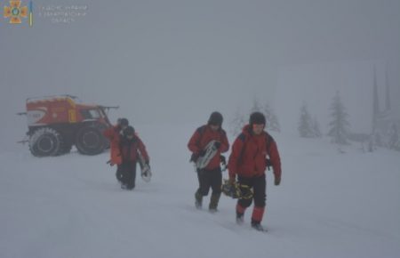 На Закарпатті у горах групу туристів засипало снігом, одна людина постраждала