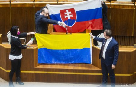 Депутат словацкого парламента облил водой флаг Украины