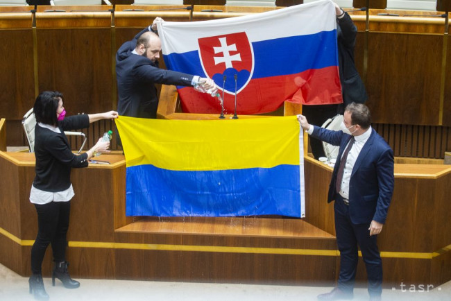 Депутат словацького парламенту облив водою прапор України
