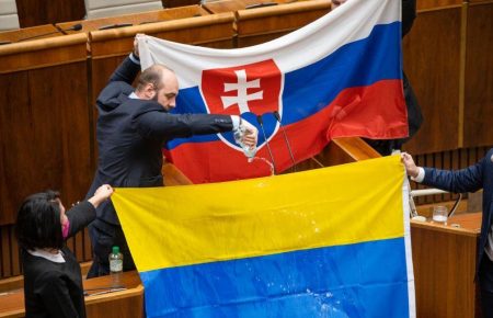 Глава МЗС Словаччини вибачився за осквернення українського прапора