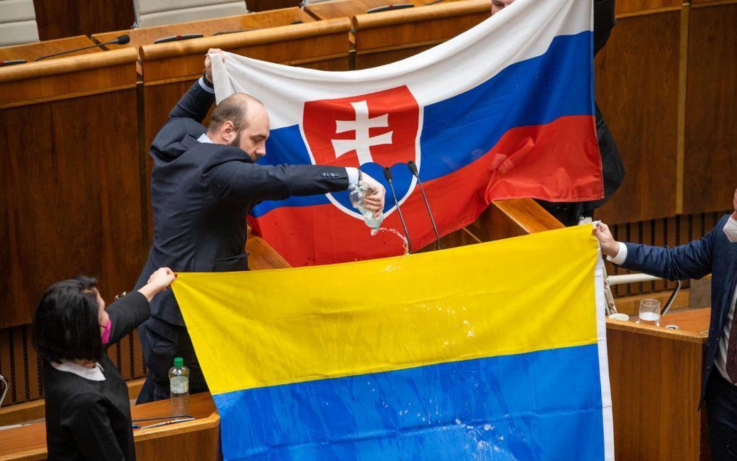 Глава МИД Словакии извинился за осквернение украинского флага