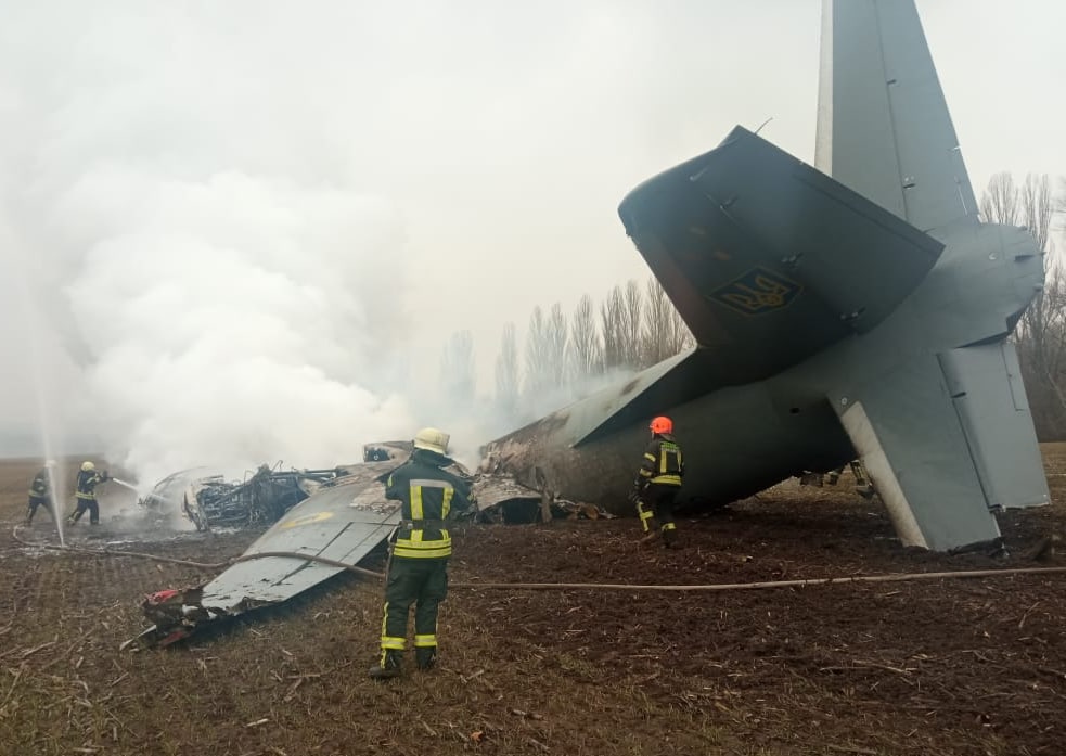 На Киевщине упал военный самолет ВСУ, на борту находилось 14 человек — ГСЧС