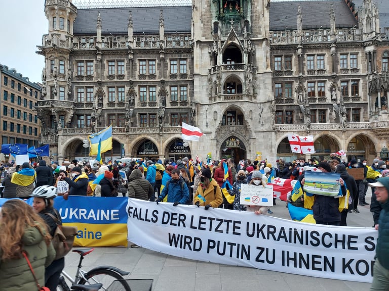 У Німеччині близько 200 людей протестували проти війни та насильства в Україні (ФОТО, ВІДЕО)